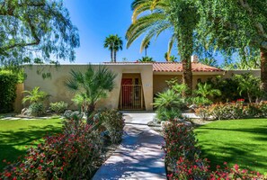 Property grounds - Paseo El Mirador - 3 Bed 2 Bath Home (Palm Springs)
