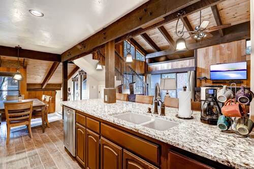 Steps to the beach, Pool, Hot Tub, Sauna LLV480