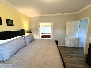 6 bedrooms, iron/ironing board, free WiFi, bed sheets