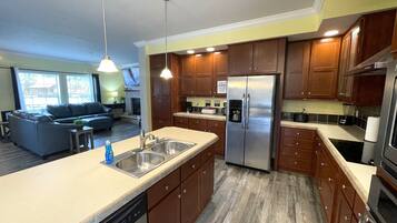 Frigorífico grande, microondas, horno y placa de cocina