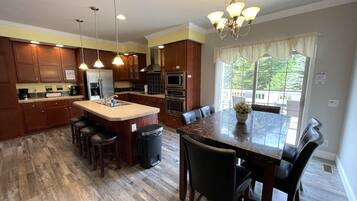 Frigorífico grande, microondas, horno y placa de cocina