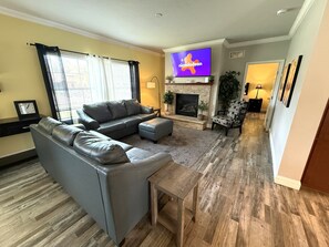 Smart TV, fireplace - Elegant Birch @ Spring Brook Resort (Wisconsin Dells)