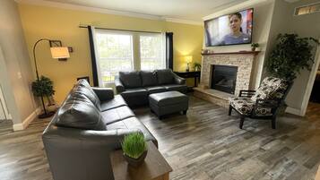 Una Smart TV, una chimenea