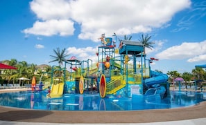 A heated pool - Cheerful Estate with Water Park Views in Encore (Kissimmee)