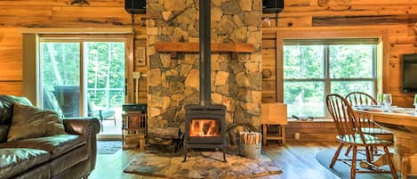 Televisio, Netflix, DVD-soitin, kirjoja