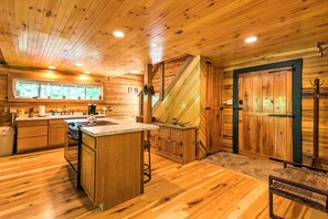 Kühlschrank, Mikrowelle, Herdplatte, Wasserkocher mit Kaffee-/Teezubehör