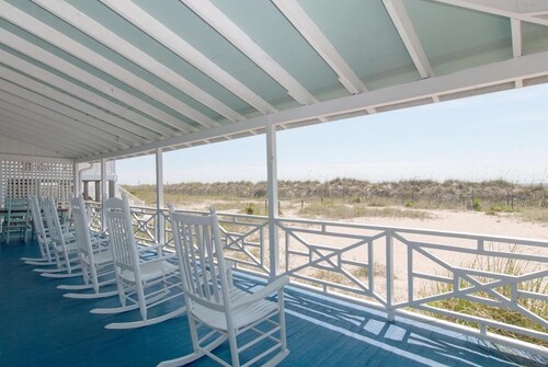 Historic 40s Beachfront Cottage w Wraparound Porch
