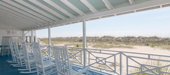 Historic 40s Beachfront Cottage w Wraparound Porch