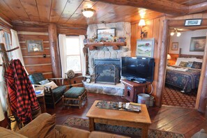 3 bedrooms, iron/ironing board, Internet, bed sheets - Three-bedroom with three queen beds and sofa sleeper, lake front on Big Round (Hayward)