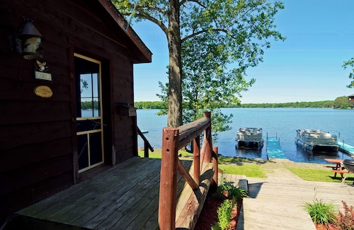 Three-bedroom with three queen beds and sofa sleeper, lake front on Big Round
