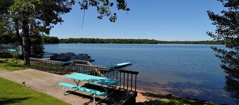 Three-bedroom with three queen beds and sofa sleeper, lake front on Big Round