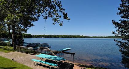 Three-bedroom with three queen beds and sofa sleeper, lake front on Big Round