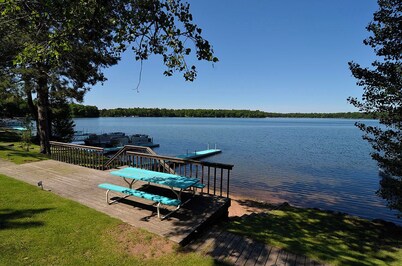Three-bedroom with three queen beds and sofa sleeper, lake front on Big Round