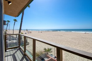 On the beach - A magnificent view awaits you as you enter...this upper unit is one-of-a-kind! (Newport Beach)