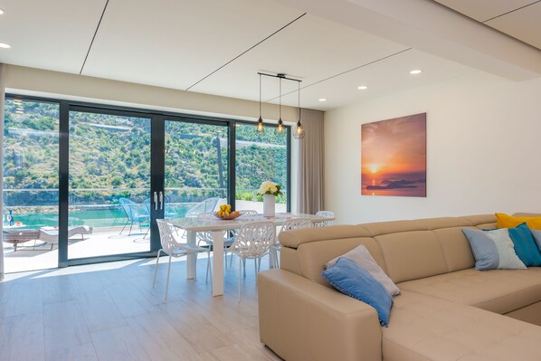 TV connectée, cheminée, lecteur de DVD