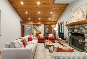 Una televisión, una chimenea, un reproductor de DVD