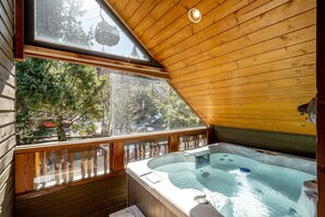 Indoor spa tub - 3.5BR Ski-In/Ski-out | Near Village | Private Hot Tub | Garage | Managed by Aloha Whistler (Whistler)