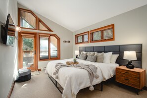 4 bedrooms, iron/ironing board, WiFi, bed sheets - 3.5BR Ski-In/Ski-out | Near Village | Private Hot Tub | Garage | Managed by Aloha Whistler (Whistler)
