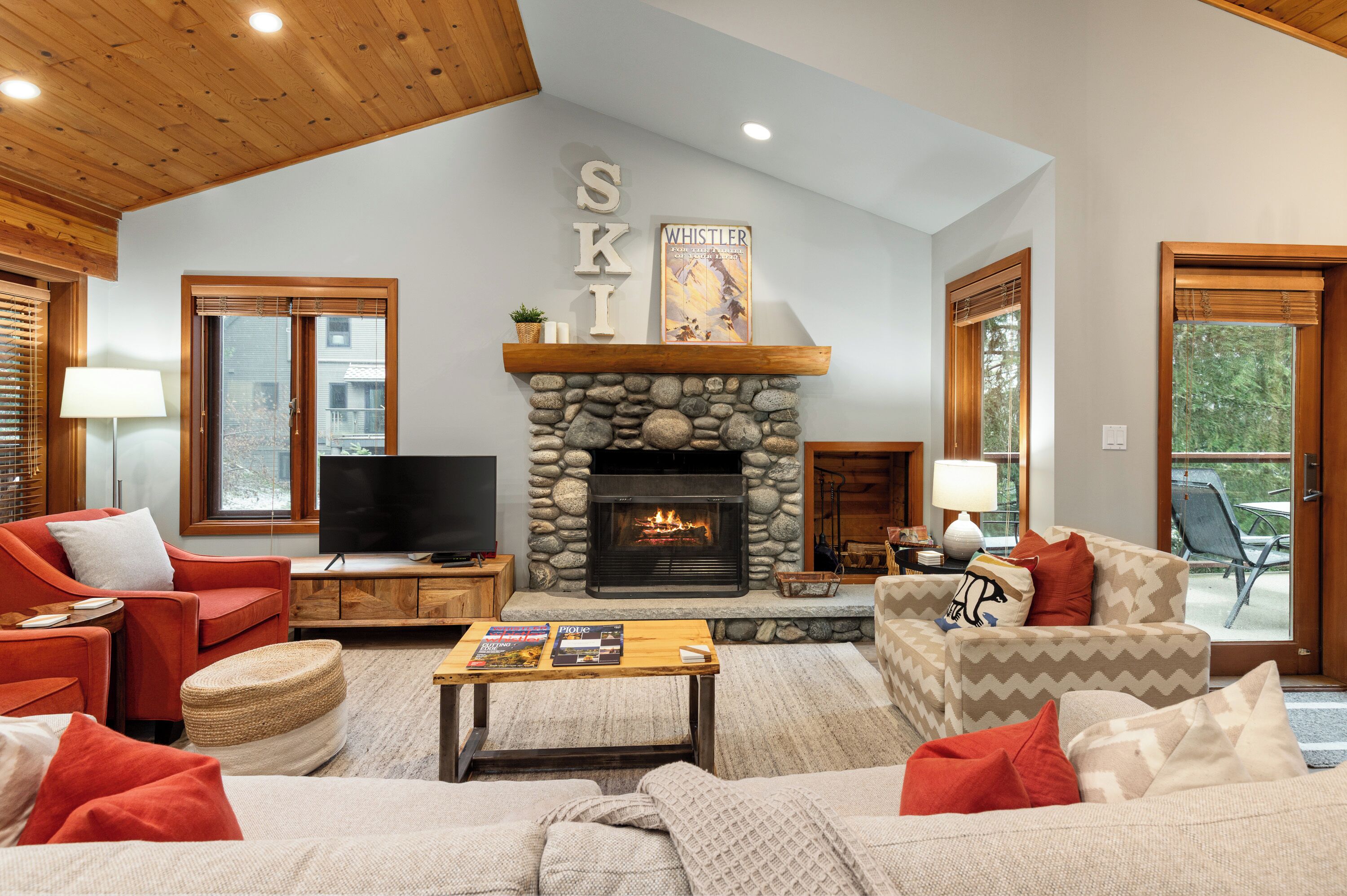 Een televisie, een open haard en een dvd-speler