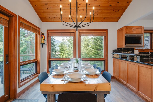 Dining - 3.5BR Ski-In/Ski-out | Near Village | Private Hot Tub | Garage | Managed by Aloha Whistler (Whistler)