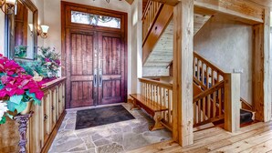 Eine Holztreppe mit Geländer führt zu einer zweiten Etage.
