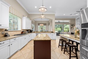 冷蔵庫、電子レンジ、オーブン、コンロ