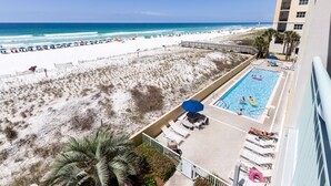 Ein Resort mit Pool, Strand und Meerblick.