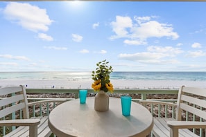Outdoor dining - PI 309: The Beach Nook - Wake Up to Ocean Breezes and Gorgeous Beach Views! (Fort Walton Beach)