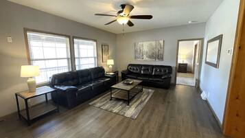 Smart TV, chimenea y futbolito