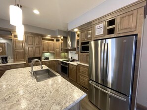 Fridge, microwave, oven, stovetop - Crossing at the Oaks @ Spring Brook Resort (Wisconsin Dells)