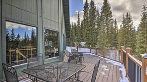 A wooden deck with metal furniture, surrounded by a railing and snow on the ground. - 3 Mi to Ski Slopes! Hot Tub Haven in Breckenridge (Breckenridge)