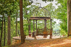 Property grounds - Cozy Scottsville Cottage w/ River Views & Gazebo! (Scottsville)