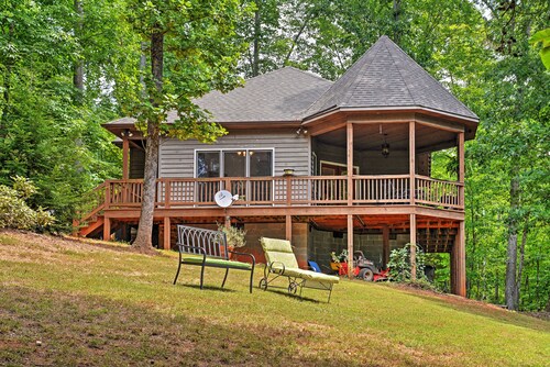 Cozy Scottsville Cottage w/ River Views & Gazebo!