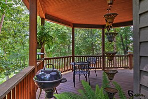 Outdoor dining - Cozy Scottsville Cottage w/ River Views & Gazebo! (Scottsville)