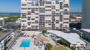 Un hôtel à plusieurs étages doté d’une piscine, d’un espace extérieur aménagé et offrant une vue sur l’océan.