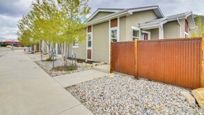 Un barrio residencial con casas, aceras y una cerca de madera.