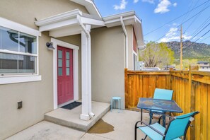 Outdoor dining - Downtown Buena Vista Condo: Walk to River & Cafes! (Buena Vista)