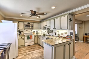 Fridge, microwave, stovetop, dishwasher