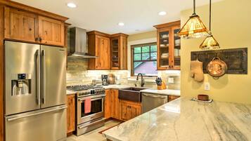 Coffee/tea maker, fridge, microwave, stovetop