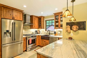 Fridge, microwave, stovetop, dishwasher