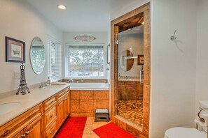 Free toiletries, hair dryer, towels - Game Room, Yard, Deck & Fireplace: Lakeside Home (Lakeside)