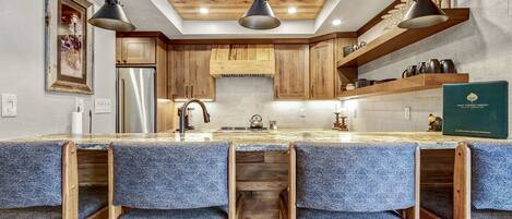 Microondas, horno, parrilla de estufa y lavavajillas