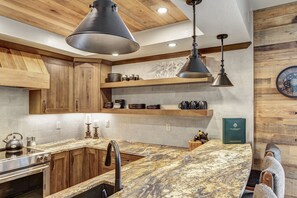 Mikroaaltouuni, uuni, liesi, astianpesukone