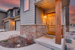 Exterior detail - Deer Valley East Modern Ski Chalet – 2 Minutes to Skiing, Hot Tub, Free Shuttle, Home Theater (Park City)