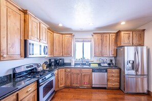 Fridge, microwave, oven, stovetop - Deer Valley East Modern Ski Chalet – 2 Minutes to Skiing, Hot Tub, Free Shuttle, Home Theater (Park City)