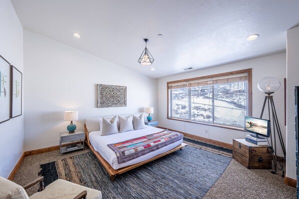 5 bedrooms, desk, iron/ironing board, free WiFi - Deer Valley East Modern Ski Chalet – 2 Minutes to Skiing, Hot Tub, Free Shuttle, Home Theater (Park City)