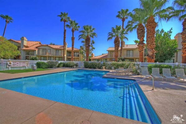 Alberca al aire libre y alberca climatizada