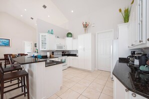 Kylskåp, mikrovågsugn, ugn och spishäll