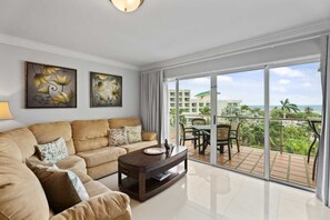 Télévision à écran plat, lecteur de DVD, chaßne hi-fi