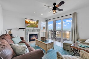 Televisión, chimenea, reproductor de DVD y estéreo